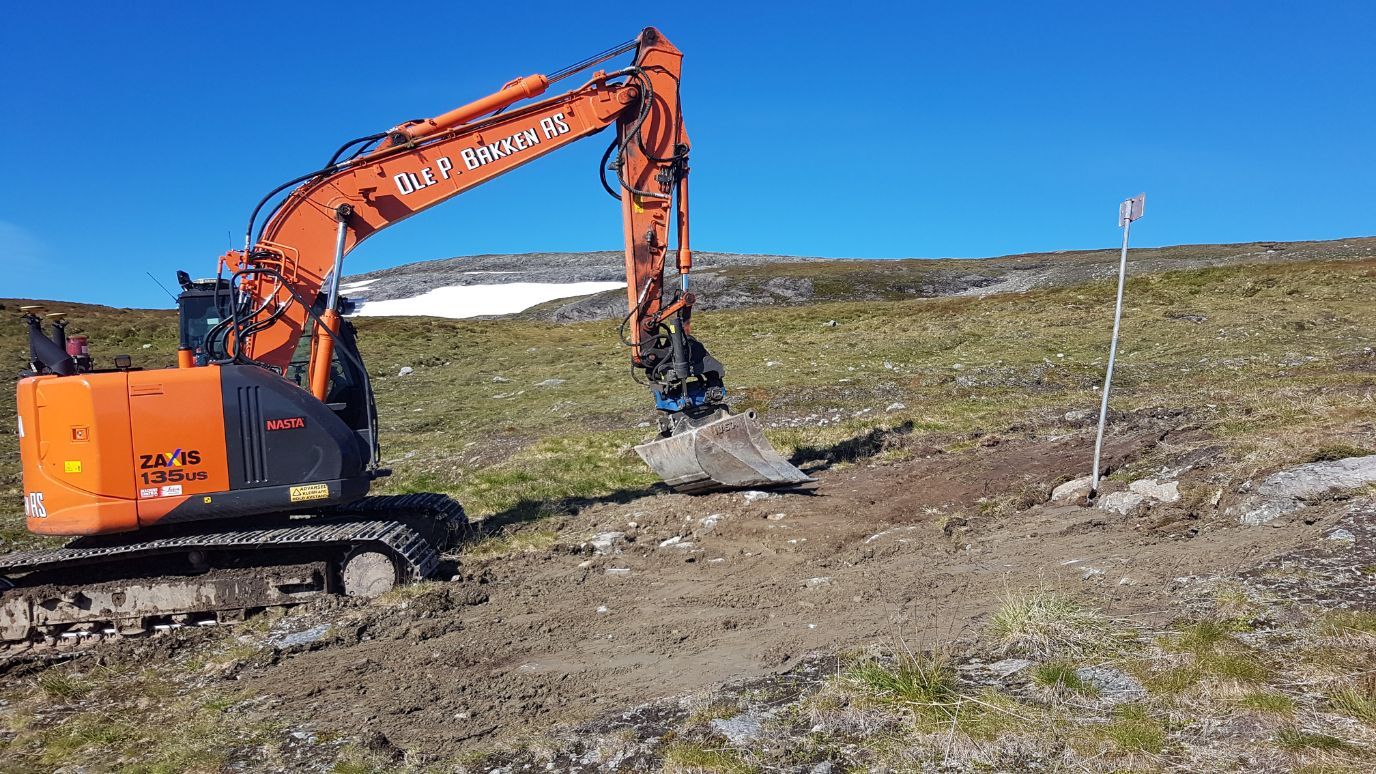 Gravearbeid i fjell med gravemaskin