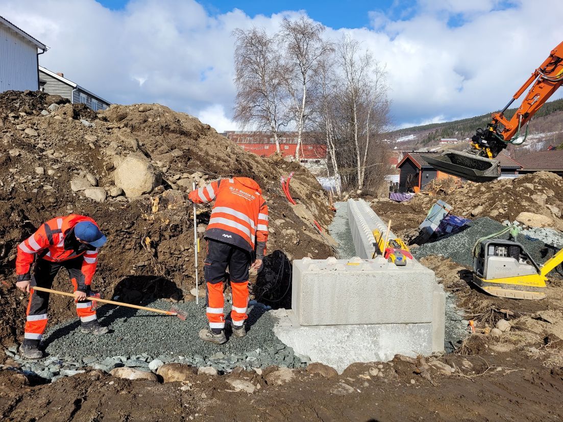 Arbeidere jobber med betongvegg