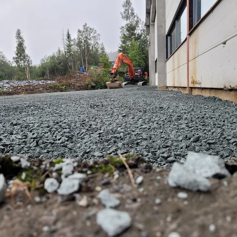 Grus på bakke