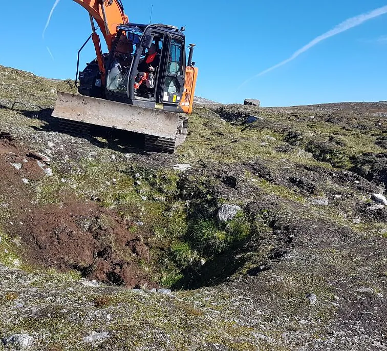 Gravemaskin i arbeid