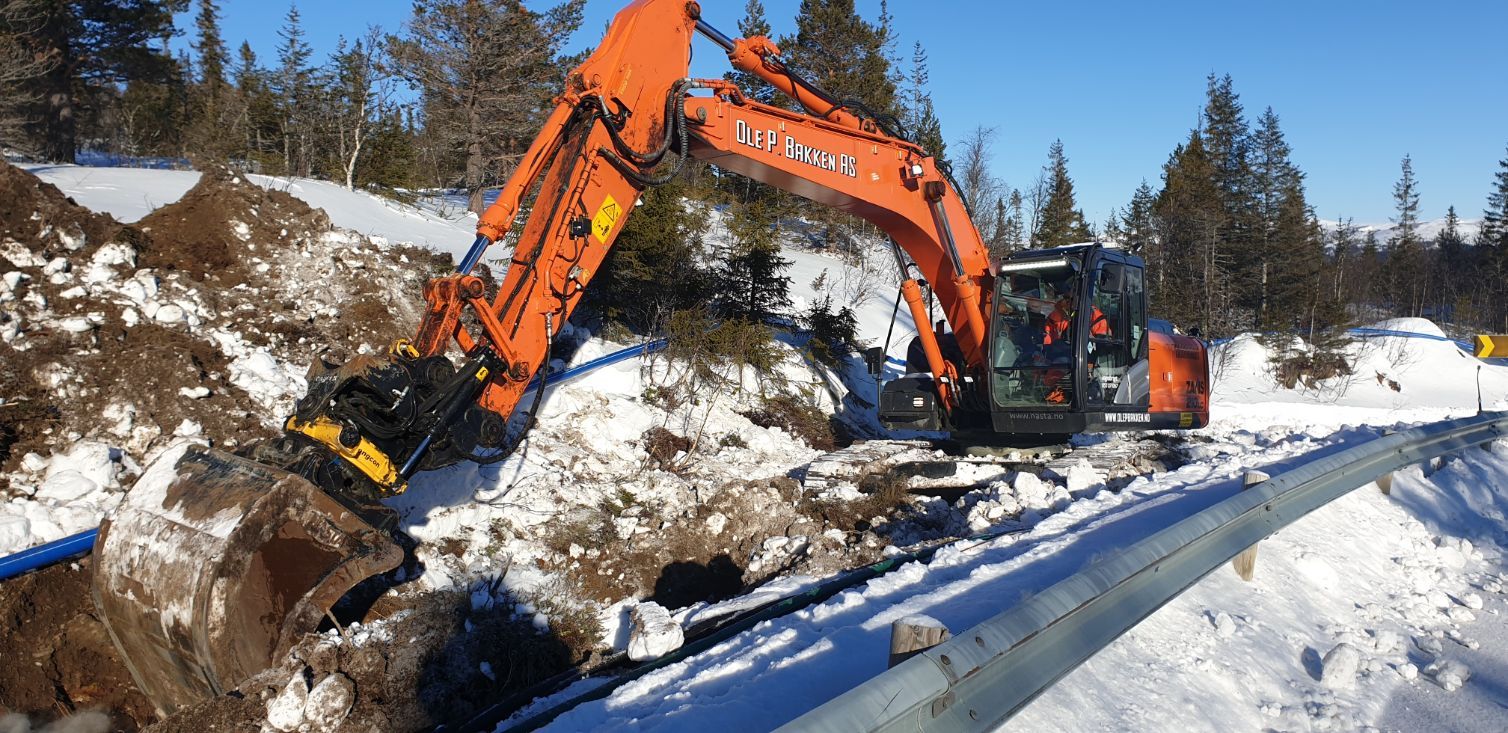 Veiarbeid i snødekt skogområde