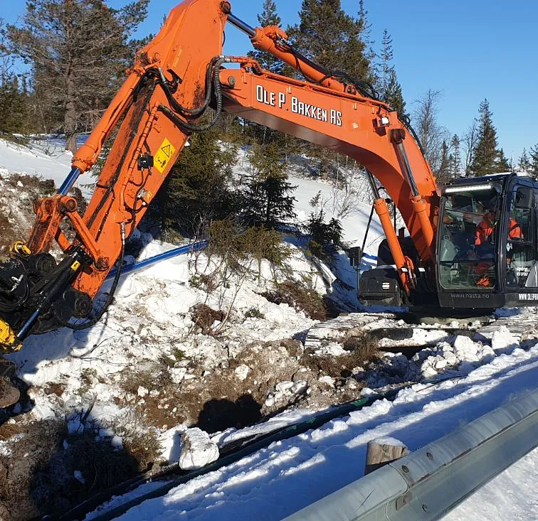 Veiarbeid i snødekt skogområde